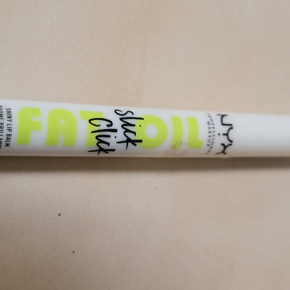 NYX Fat Oil Slick Click Shiny Lip Balm - Main Character - Picture 1 of 3